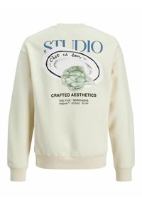 Sudadera de algodón en color crema con un estampado gráfico en la parte trasera, que presenta una ilustración en verde y negro, y texto en azul y negro.