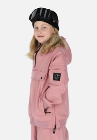 Roze pullover jack met een halve rits, grote voorkantzak, zwarte accenten en een logo patch op de mouw. Heeft ribgebreide boorden en zijritsen.