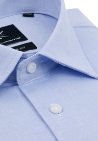 Jasnoniebieska koszula zapinana na guziki z wyraźnym kołnierzykiem, gładką teksturą i białymi guzikami. Zawiera metkę z sylwetką slim fit wewnątrz kołnierzyka.