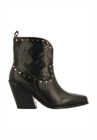 Botas de tobillo negras con tacón, con punta cuadrada, que presentan un empeine de cuero negro tejido texturizado y tachuelas en tono dorado a lo largo del borde.