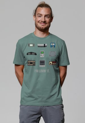 VIDEOGAMES - Print T-shirt - green bay