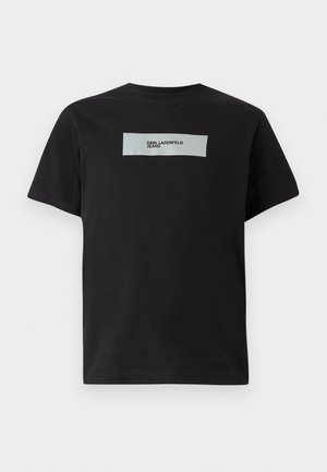 T-shirt de algodão preta com mangas curtas, apresentando uma gráfica retangular prateada com a inscrição "KARL LAGERFELD JEANS" na frente.
