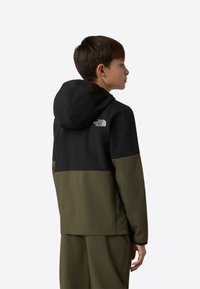 Μπουφάν με κουκούλα που διαθέτει σχέδιο με μπλοκ χρωμάτων σε μαύρο και χακί. Κατασκευασμένο από λείο ύφασμα με λογότυπο στο πίσω μέρος.