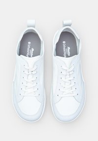 Adidași din piele albă cu o textură netedă, vârful rotund și talpa plată. Dispun de un sistem de închidere cu șireturi și o bandă de prindere pe călcâi pentru o purtare ușoară.