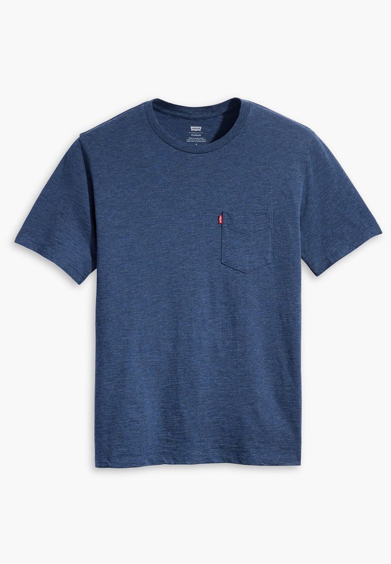 Blaues T-Shirt mit kurzen Ärmeln, Rundhalsausschnitt und Brusttasche mit kleinem rotem Etikett auf der Tasche, flach auf einem weißen Hintergrund liegend.