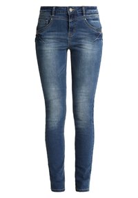 Slim fit jeans v temno modrem denimu z rahlo odrgnjenim videzom. Imajo pet žepov, zadrgo in diskretne šive na robovih žepov.