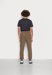 Jack & Jones JJIKANE JJBRINK PANTS - Calças de fato de treino - brown