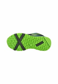 Die Schuhsohle verfügt über eine lebhaft grüne Gummibasis mit einem Rautenmuster, schwarzen gekreuzten Riemen und einer strukturierten Oberfläche für besseren Halt.