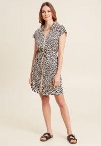 Leopardenmuster-Kleid mit einem Kragenhals, kurzen Ärmeln, tailliertem Design und einem passenden Gürtel; leichtes Material und knie-lange Ausführung.