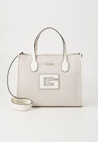 Sac à main structuré beige en matériau texturé, doté de deux poignées supérieures, d'une bandoulière amovible et d'un logo en relief bien en vue.