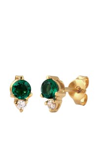 Vergoldete Steckerohrringe mit einem runden grünen Edelstein und einem kleinen klaren Stein, beide in einem krallenhaften Design gefasst. Glatte Metalloberfläche.