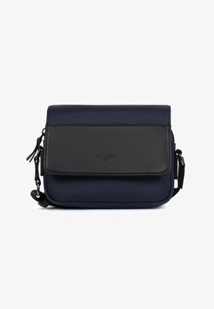 Compact marineblauw crossbodytasje met zwart voorste klepje, verstelbare band en het reliëflogo "HEXAGONA PARIS" op het klepje.
