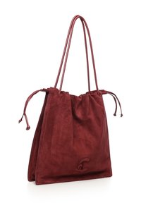 Bordeauxrode suède shopper met trekkoordsluiting, dubbele leren schouderbanden en geperst logo detail aan de voorkant. Zachte textuur en ruim ontwerp.