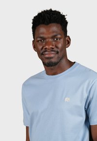 Trendsplant ESSENTIAL  - Jednoduché tričko - light blue