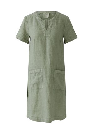 Robe en lin vert olive à manches courtes, longueur genou, avec un décolleté en V et deux poches plaquées devant.