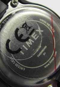 Fond de montre en acier inoxydable avec gravure "TIMEX," indicateur de résistance à l'eau (WR30 METRES), et marque de certification CE.