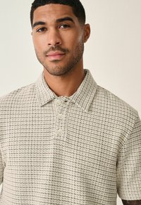 Next REGULAR FIT - TEXTURED - Pikeepaita - black white