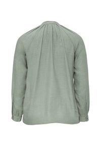 Langärmliges Hemd aus weichem, sanftem grünen Stoff mit gerafftem Rückenpasse, abgerundetem Saum und geknöpften Manschetten für eine verstellbare Passform.