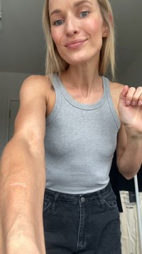 Γκρίζα ριγωτή αμάνικη μπλούζα συνδυασμένη με ψηλόμεσα μαύρα τζιν. Λείο υλικό, εφαρμοστό σχέδιο και φυσική χρωματική παλέτα.