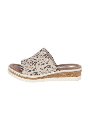 Beige wedge instapsandaal met een kurken zool, witte onderkant en bovenwerk van luipaardprintstof, zijaanzicht.