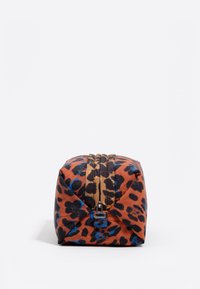 Neceser con estampado de leopardo en naranja, negro y azul. Forma cuadrada con cierre de cremallera y textura de tela duradera. Dos costuras en la parte superior.