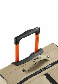 Borsa a duffel beige con zip e dettagli neri, manico di presa nero e manico estensibile arancione, con logo Jeep in cima.