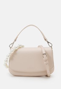 Borsa a mano in pelle rosa cipria con forma strutturata, tracolla decorata con perle, manico superiore e tracolla regolabile. Dettagli in metallo argentato.