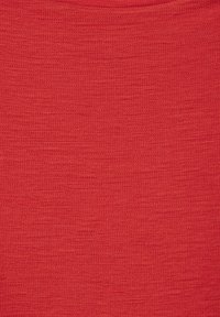 Roter gestrickter Stoff mit einem feinen, strukturierten Muster und gleichmäßigen Stichen. Das Material wirkt leicht und flexibel.