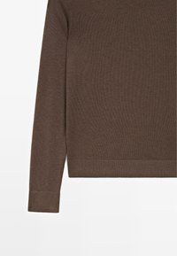 Maglione marrone a maglia con maniche lunghe, polsini a coste e orlo dritto. Tessuto testurizzato, design minimalista, adatto per un abbigliamento casual.