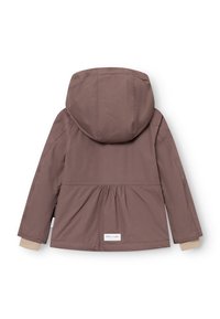 Brun hettegenser med samlet midje, mykt stoff, beige mansjetter og en logolapp nederst. Glatt tekstur, uformelt design.