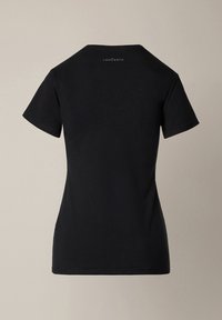 Czarna bawełniana koszulka o dopasowanym kroju, krótkie rękawy, okrągły dekolt oraz małe logo na środku pleców. Miękka w dotyku, minimalistyczny styl.