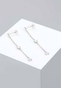 Silberohrringe mit einem Kettendesign und Sternelementen. Enthalten sind eine Steckverschlussrückseite und eine zarte Textur über die gesamte Fläche.