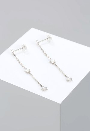 Zilveren oorbellen met een kettingontwerp en steraccenten. Inclusief een studs met achterzijde en fijne textuur door het geheel.