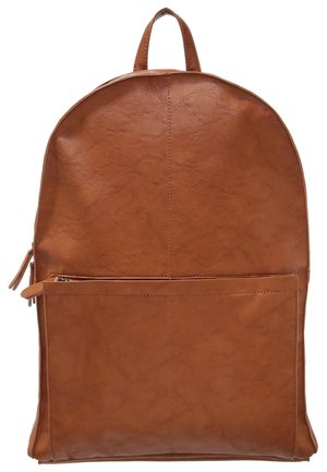 Zaino in pelle marrone con tasca anteriore con cerniera e manico superiore, mostrato su sfondo bianco.