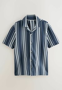Camisa de manga corta, con botones, que presenta rayas verticales en azul marino y blanco, textura acanalada y un cuello con solapa.