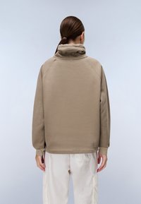 Felpa beige con colletto alto, dal taglio rilassato e maniche raglan. Realizzata in materiale morbido, presenta un design posteriore pulito.