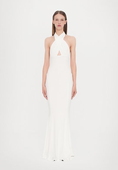 Weißes Halterneck-Kleid aus dehnbarem Stoff, das eine figurbetonte Silhouette mit einem Schlüssellochdetail und einem fließenden Saum aufweist.
