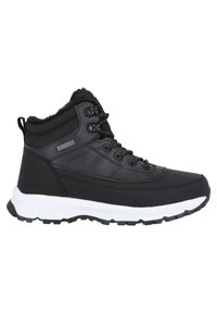 Bota de tobillo negra impermeable con parte superior de sintético texturizado, entresuela blanca y suela de goma negra. Presenta un diseño de cordones y un forro cálido.