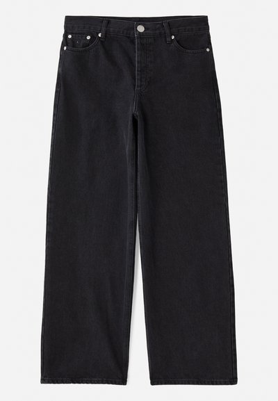 Melnas džinses ar plašām kājām, piecas kabatas, pogu aizdare un sudraba aksesuāri. Izceļas ar tīru, piegrieztu siluetu un smalku tekstūru.