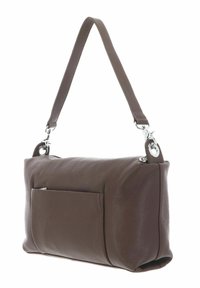 Sac à main en cuir marron avec une finition texturée, doté d'une bandoulière unique et d'une poche avant. Accents métalliques argentés bien visibles.