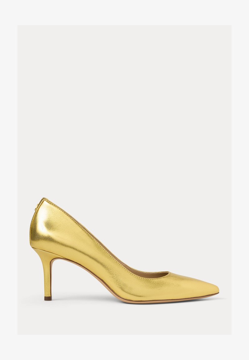 Sapato de salto alto metálico dourado com design de bico pontiagudo, textura suave e salto stiletto de 3 polegadas.