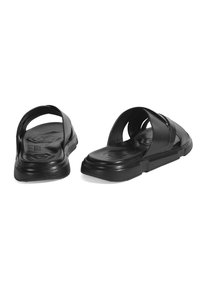 Zwarte slide sandalen met twee brede banden en een gevormde voetbed. Geprofileerde rubberen buitenzool voor grip en duurzaamheid.
