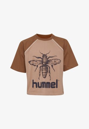 Brun og beige skjorte med korte ærmer med stor sort bi-illustration og "hummel" tekstlogo foran.