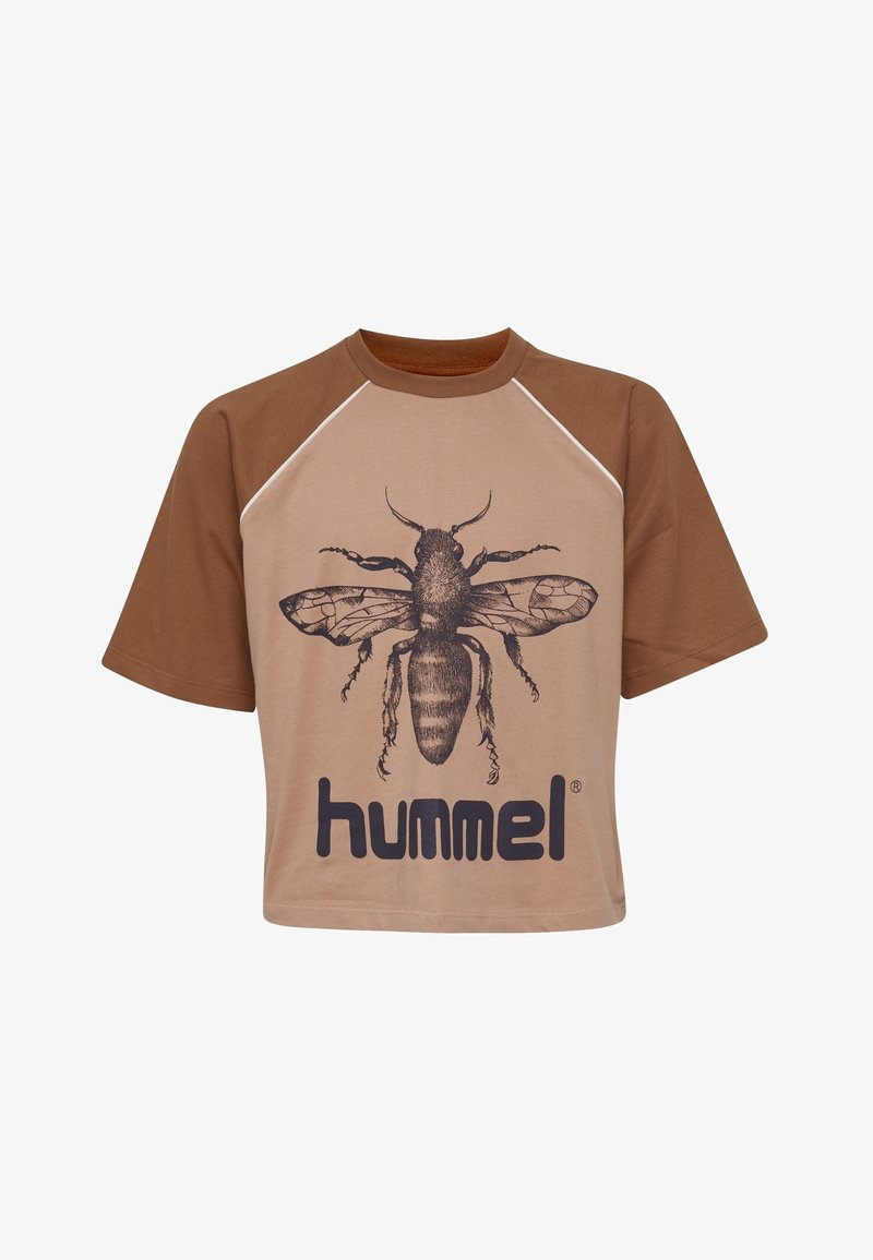 Chemise marron et beige à manches courtes avec une grande illustration noire d'abeille et le logo texte "hummel" sur le devant.