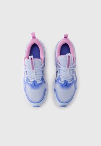 Pereche de pantofi de alergare Nike albi și violet cu căptușeală interioară și șireturi roz, văzuți de sus pe un fundal alb.