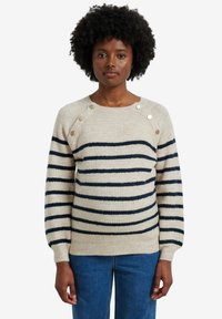Gestreifter Pullover in Creme mit horizontalen navyblauen Streifen, ausgestattet mit geripptem Textur und runden metallischen Knöpfen an den Schulternaht.