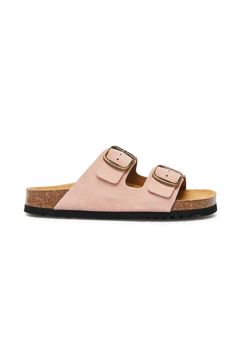 Rosa mockaskinns-sandaler med två justerbara spännen, korkfotbädd och strukturerad svart gummisula. Ingen klack, öppen tå-design.