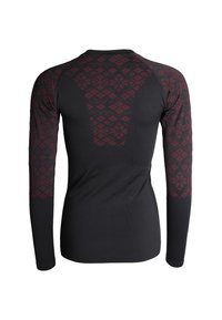 Svart långärmad skjorta med ett bourgogne geometriskt mönster på axeln och övre ryggen. Gjord av stretchigt och lätt material.