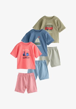 Trois chemises à manches courtes pour enfants en corail, bleu et olive avec des shorts assortis à rayures, chaque chemise affichant un motif de véhicule différent.