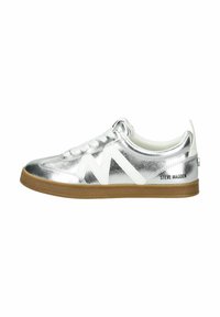 Silberne metallische Sneaker mit weißen Akzenten, flaches Schnürdesign, Gummisohle und "Steve Madden"-Logoprint an der Seite.